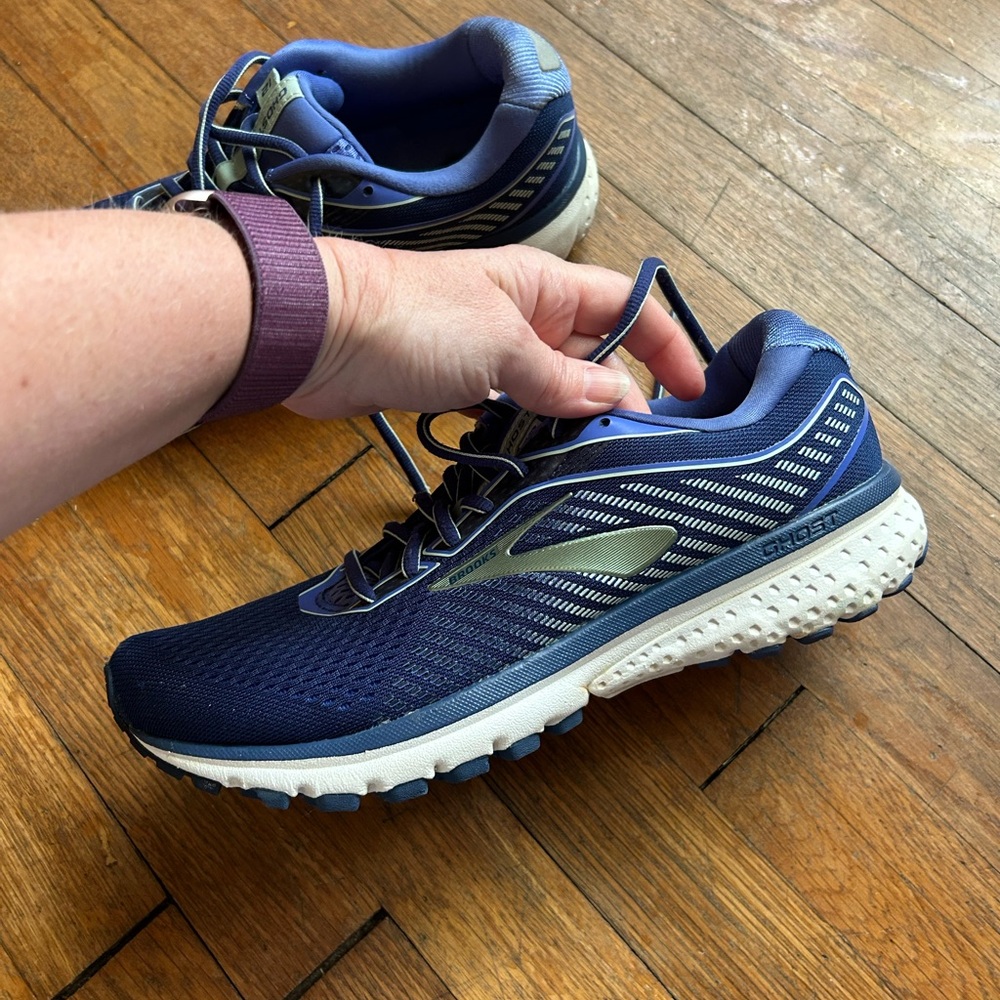 Brooks Navy Athletic Sneakers Women’s size 10 Ghost 12 Little Wear - Picture 12 of 12